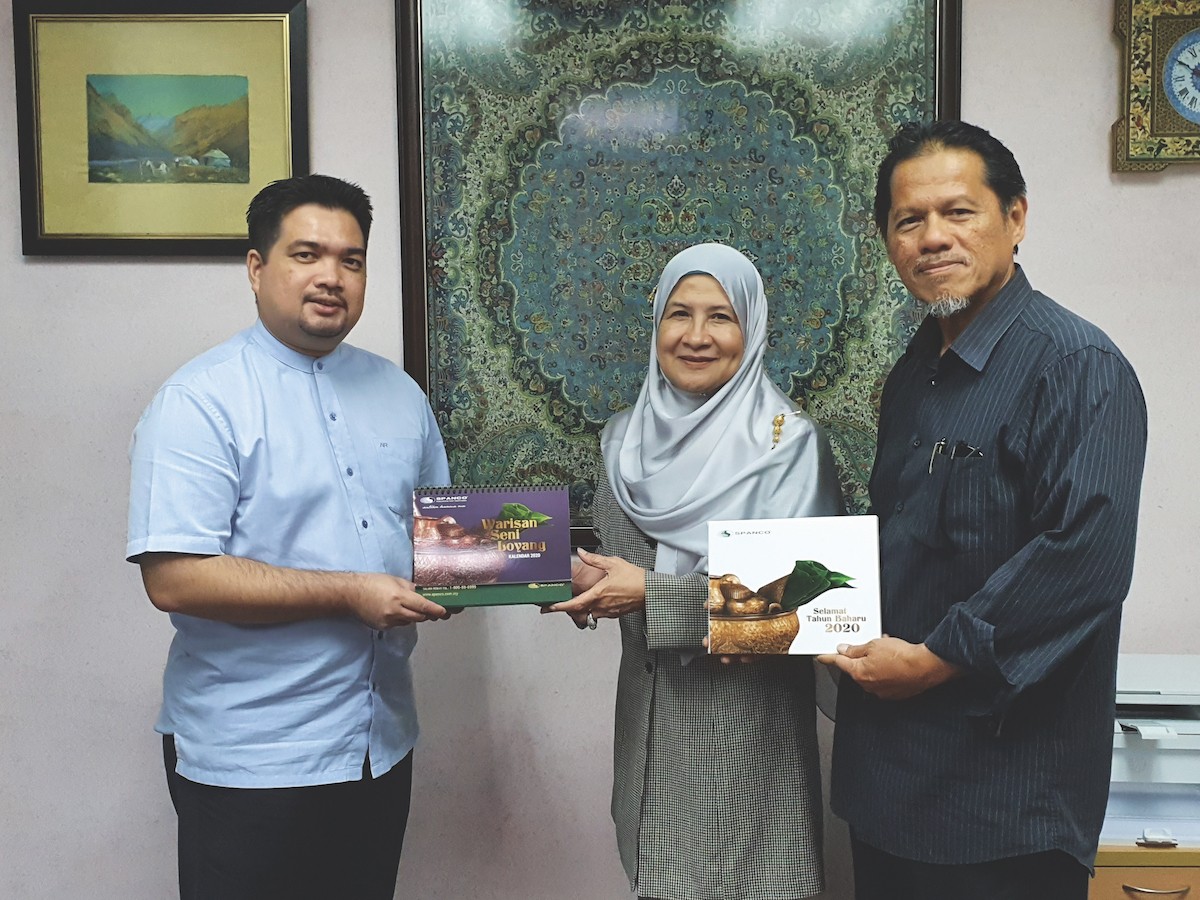 Prof. Dr. Che. Husna Azhari